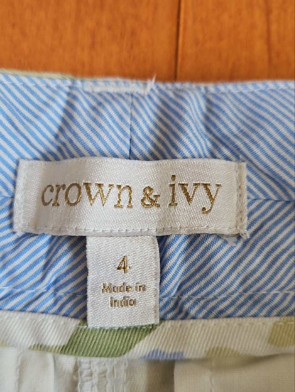 NWT crown & ivy "Caroline" Light Blue and Green Floral Shorts - Picture 2 of 3